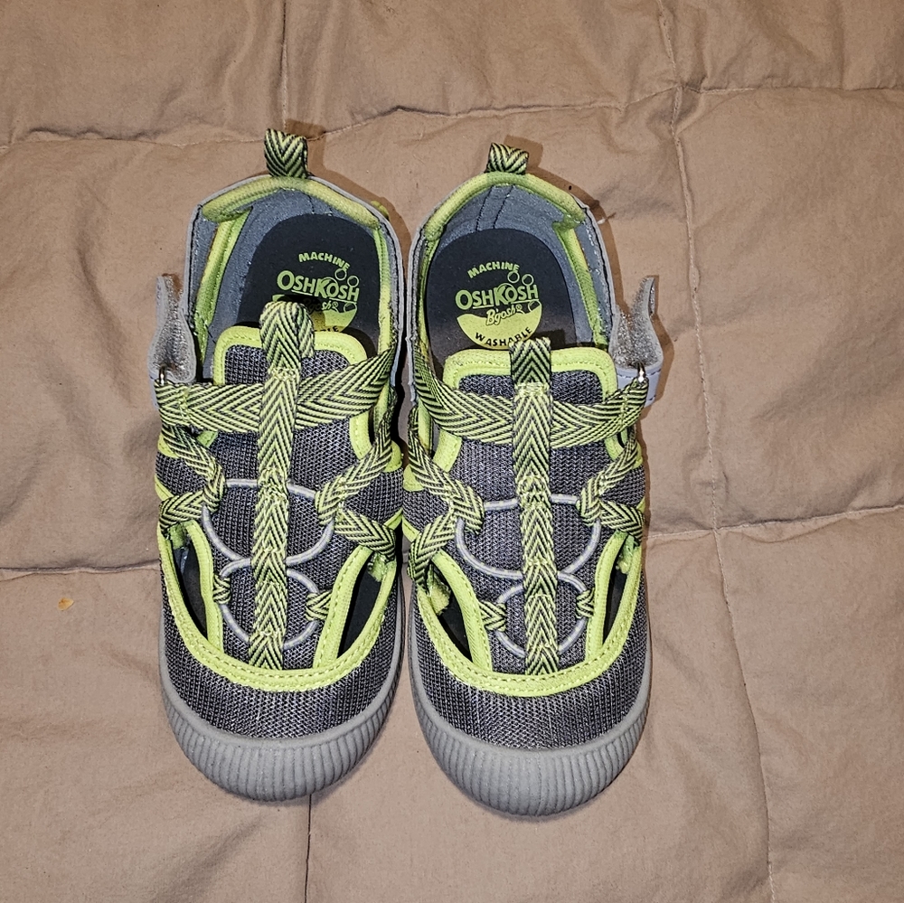 Oshkosh boys sandles size 12 little kids